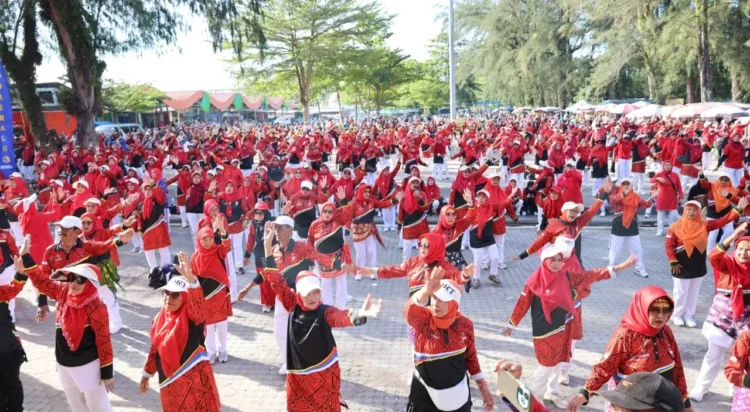 PERINGATAN NASIONAL --  Ribuan orang memadati Panggung Utama Pantai Gandoriah, Minggu (2/11), dalam rangka peringatan HUT PORPI ke-44 tingkat nasional, HKN ke-61, dan Hari Armada Republik Indonesia Tahun 2025. Perayaan besar yang digelar bersamaan ini menghadirkan suasana meriah sekaligus menjadi bukti kuat sinergi lintas lembaga di Kota Pariaman. IST/HUMAS