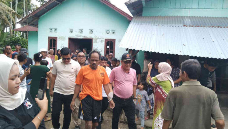 Wakil Ketua DPRD Sumbar Evi Yandri Rajo Budiman bersama Yayasan Pelita Jiwa Insani (YPJI) kembali membantu pelepasan dan penjemputan orang dalam gangguan jiwa (ODGJ), Minggu (16/11) di Padang Pariaman.