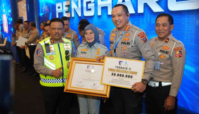 Ditlantas Polda Sumbar Borong Dua Penghargaan Nasional pada Anev Regident dan Pelayanan STNK di Bandung