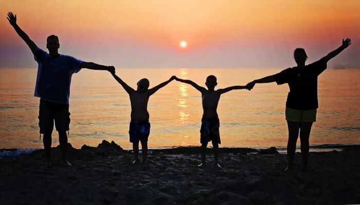 Yuk Evaluasi Kesehatan Anggota Keluarga saat Musim Hujan Sebelum Berlibur 