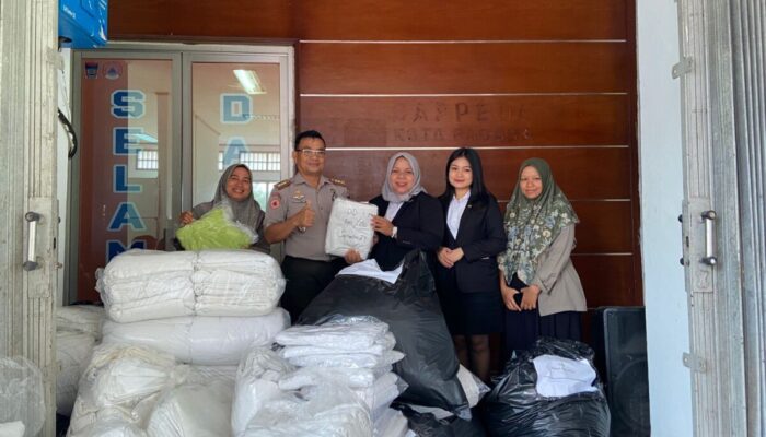 Hotel Santika Premiere dan Amaris Hotel Padang Kembali Salurkan Donasi 904 Kg Linen