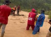 Banjir Kembali Terjadi, Wakil Ketua DPRD Sumbar Evi Yandri Terjun Langsung Evakuasi Puluhan Warga Batu Busuk