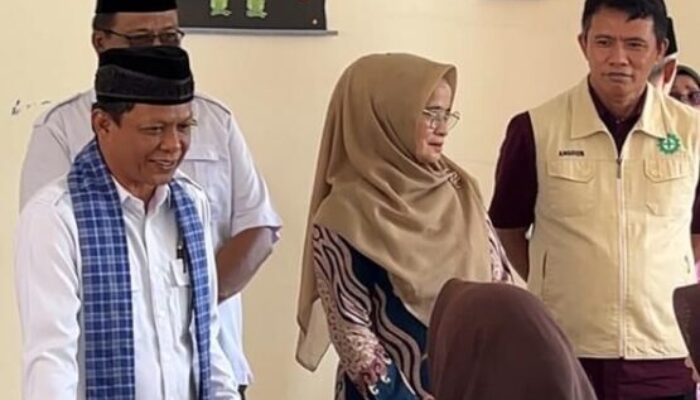 Ridwan Dt. Tumbijo Serahkan Bantuan Sarana Prasarana untuk SMAN 2 Lubuk Basung