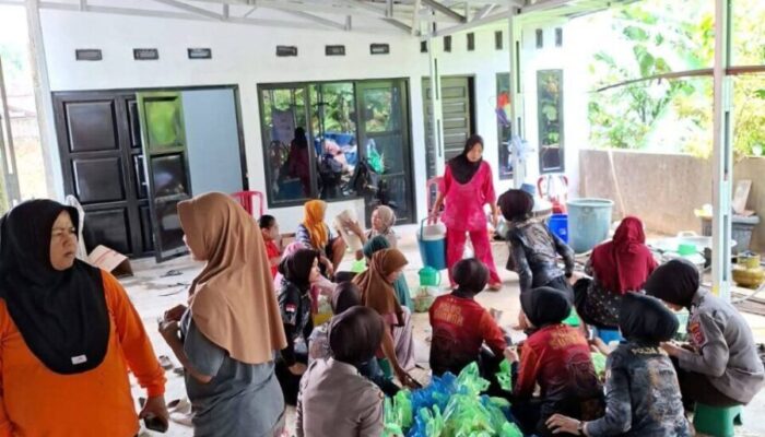 Terus Meningkat, Posko Lubuak Minturun Perbarui Data Korban Banjir Setiap Jam