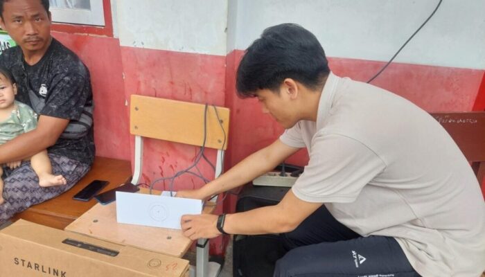 Diskominfo Pasang Starlink dari Komdigi di 4 Posko Bencana di Padang