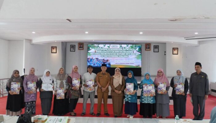 Lima Sekolah di Padang Panjang Terima Penghargaan Adiwiyata Kota dan Nasional 2025
