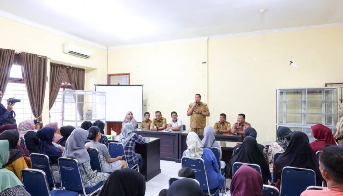 51 Pelaku UMKM di Kecamatan Pariaman Utara Terima Bantuan Etalase