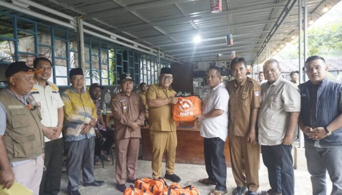 Bupati Pasbar Salurkan Bantuan Sembako bagi Warga Terdampak Banjir di Gunung Tuleh