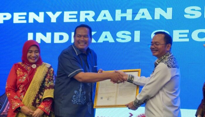 Kakanwil Kemenkum Sumbar Serahkan Sertifikat Indikasi Geografis Kepada Wali Kota Pariaman