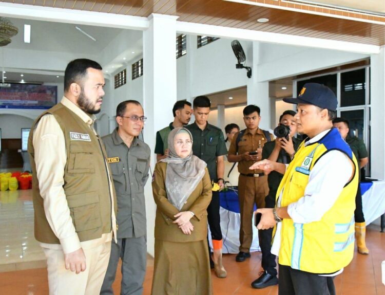 Wako Fadly Amran hadiri rapat koordinasi bersama jajaran BUMN di Ruang VIP Bandara Internasional Minangkabau (BIM), Senin (1/12). ISTberbagai pihak di Posko Utama Tanggap Darurat di Palanta Rumah Dinas Wali Kota Padang, Senin (1/12). IST
