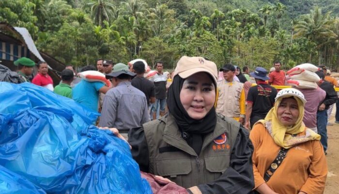 Menembus Jalan Putus dan Berlumpur, Lisda Hendrajoni Pastikan Bantuan Pusat Sampai ke Warga