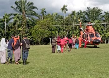 Longsor Palembayan, PMI Bantu 8 Pasien untuk Dirujuk ke RSUD Lubuk Basung Menggunakan Helikopter