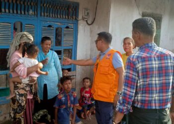 Tak Kenal Waktu, Wabup Pessel Tinjau Fasilitas Pendidikan yang Runtuh Akibat Banjir