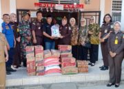 Kajari Pasaman Barat Tjut Zelvira Novani Turun Ringankan Beban Korban Banjir Aia Gadang