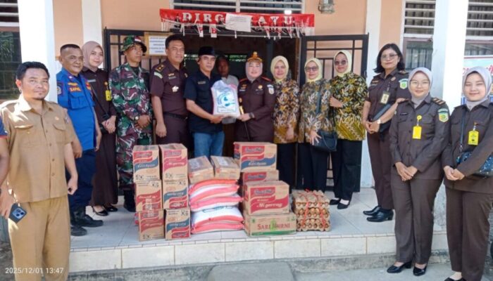 Kajari Pasaman Barat Tjut Zelvira Novani Turun Ringankan Beban Korban Banjir Aia Gadang