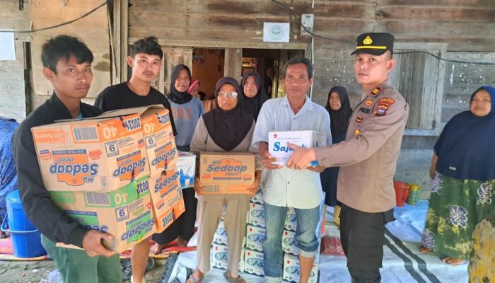 Kapolsek Talamau dan Bhayangkari Kuatkan Hati Warga Sinuruik dalam Kondisi Bencana