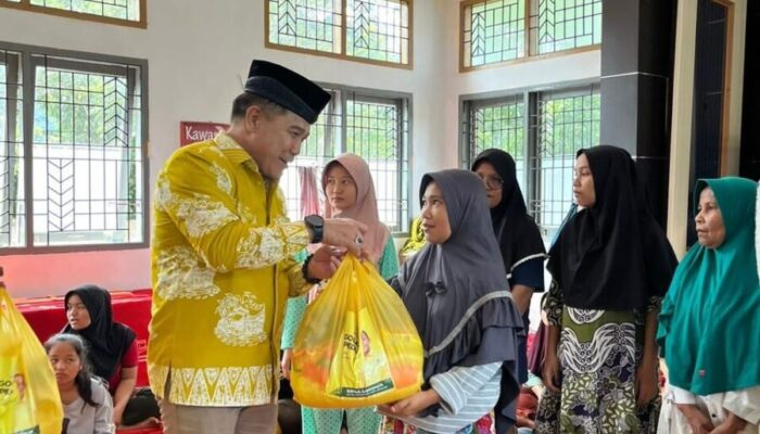 Mahdelmi Dt. Maninjun Salurkan Bantuan Sembako untuk Lansia dan Anak-Anak Terdampak Bencana
