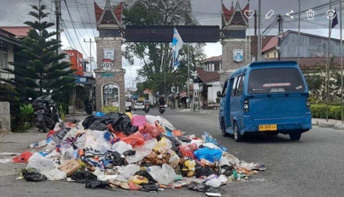 Tumpukan Sampah Meningkat, Warga Keluhkan Bau dan Gangguan Lalu Lintas di Bukittinggi