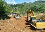 Respon Cepat Tanggap Bencana, Polres Pasbar melalui Polsek Talamau Pimpin Pembuatan Jalan Darurat di Lokasi Longsor Pasanggiang