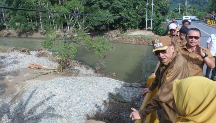 Bupati Hendrajoni Tinjau Kerusakan Infrastruktur Akibat Banjir di Lengayang dan Ranah Pesisir