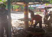 Polsek Bayang Kerahkan Personel Bersihkan SD 19 Tanjung Durian yang Terdampak Lumpur