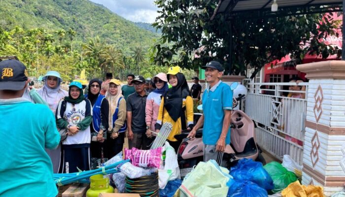 Tiga Organisasi Perempuan di Pessel Kompak Bantu Korban Banjir di Bayang Utara