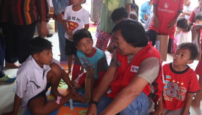 PMI dan Komeng Gelar Trauma Healing untuk Korban Bencana di Sumbar