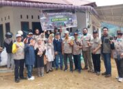 Tim Peduli Bencana Fakultas Peternakan UNAND Serahkan Ribuan Butir Telur di Batu Busuk dan Sekitarnya