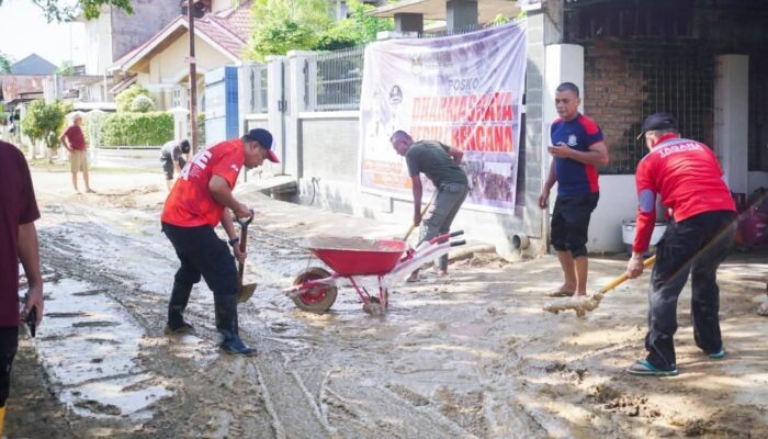 Dari Dharmasraya untuk Padang : 50 Relawan Bantu Pemulihan Pascabanjir di Perumahan Taruko Nanggalo