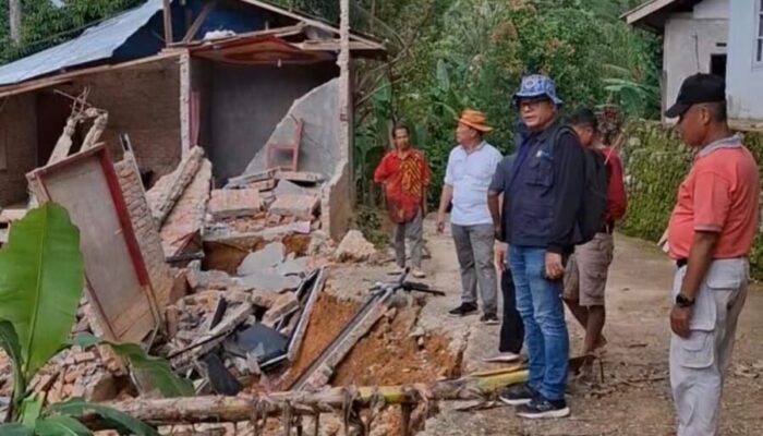 Novermal: Jembatan Putus, Jalan Tertutup Longsor, Ratusan Warga Ngalau Gadang Masih Terisolasi