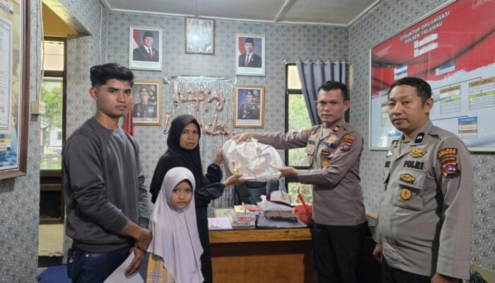 Kapolres Pasbar  Beri Bantuan Beasiswa dan Perlengkapan Sekolah untuk Anak Korban Bencana