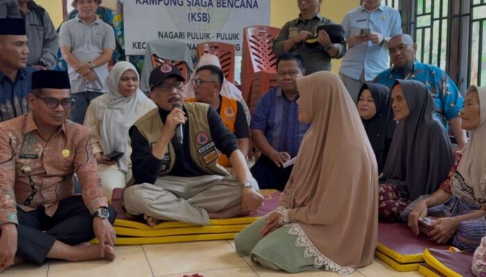 Bupati Hendrajoni Tinjau Posko Pengungsian Bayang Utara, Pastikan Layanan Darurat Berjalan Optimal