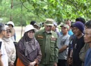 Tak Melaut Dua Minggu, 205 Nelayan Pasia Nan Tigo Terima Bantuan Gubernur Mahyeldi