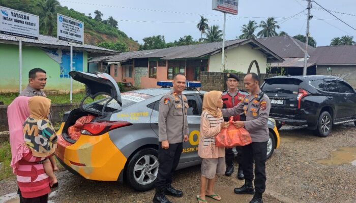 Polsek Koto XI Tarusan Salurkan 125 Paket Sembako untuk Warga Terdampak Banjir