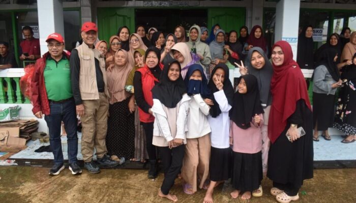 PDI Perjuangan Salurkan Bantuan Banjir di Agam, Ganjar dan Risma Turun Langsung ke Lokasi