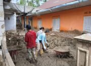 Relawan IKA FISIP UNRI Hadir di Muaro Ambius, Menjaga Asa di Tengah Puing Banjir Bandang