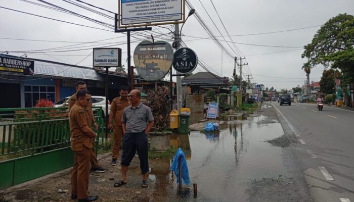 Saluran Air Tersumbat Permanen, Genangan Air Hiasi Ruas Jalan Nasional, Halaman Kantor OPD dan Rumah Warga di Tanjung Pati