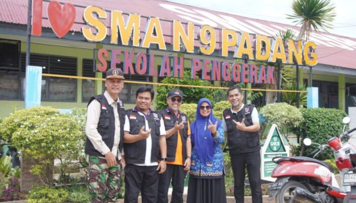 Menumbuhkan Harapan: Universitas Islam Sumatera Barat Bersihkan Lumpur Pascabencana di SMA Negeri 9 Padang