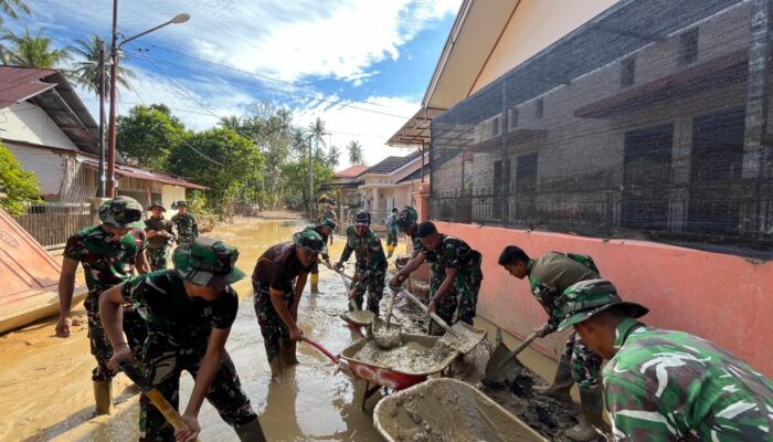 Satgas Gulbencal Yonif 133/Yudha Sakti Bersihkan Permukiman Warga Pascabanjir di Padang