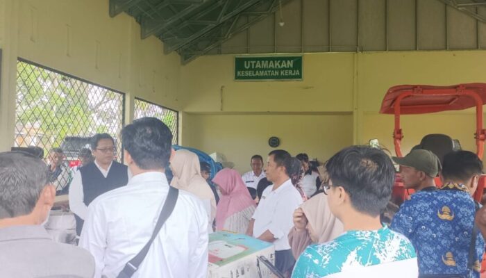 Anggota DPR RI Dapil Sumsel Serahkan Alsintan untuk Kelompok Tani se-Tanah Datar