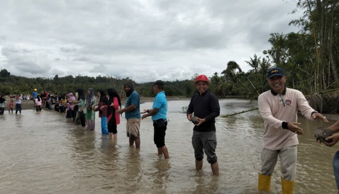 ‎Gotong Royong Bersama di Masjid Raya Lubuk Beras, Wujud Kepedulian Cegah Erosi Sungai Batang Mangoe
