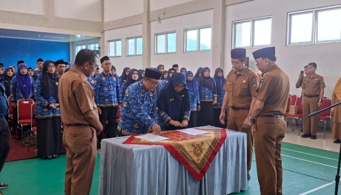 Bupati Pessel Lantik 67 Kepala Sekolah, Tegaskan Peran Pemimpin Pembelajaran