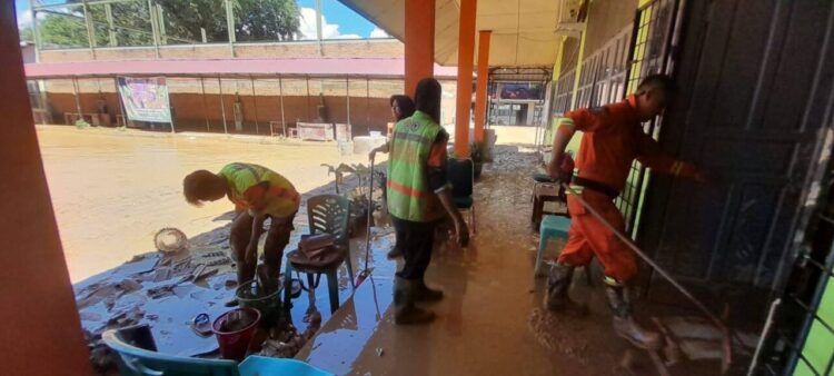 Petugas dan tim lain mulai melakukan penyisiran untuk membersihkan rumah dan lingkungan yang terdampak, Sabtu (29/11) kemarin. IST