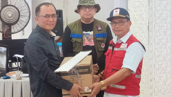 Pemko Padang Serahkan Bantuan Chainsaw BNPB kepada PMI