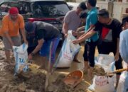 Puluhan ASN Kota Padang Goro Bersihkan Sekolah dan Rumah Warga