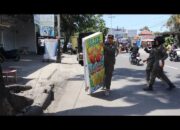 Warga Keluhkan Papan Iklan Menutup Akses Jalan,  Satpol PP Lakukan Penertiban
