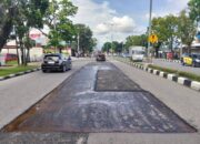 Pemko Padang Lakukan Penambalan Jalan Akibat Banjir