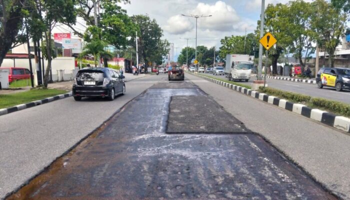 Pemko Padang Lakukan Penambalan Jalan Akibat Banjir