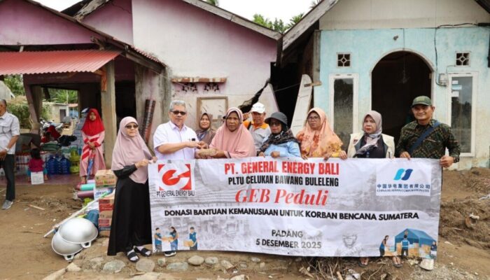 Ketua DPRD Sumbar Salurkan Bantuan dari GEB Peduli untuk Korban Banjir Bandang di Padang