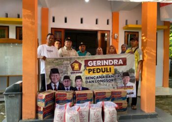 Anggota DPRD Sumbar dari Fraksi Gerindra, Muchlis Yusuf Abit Bagikan Ratusan Kilogram Beras untuk Korban Banjir Pessel.  IST
